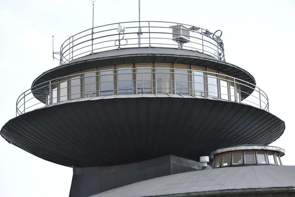 Szczyt Śnieżki z obserwatorium
